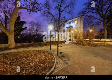 Nacht fällt auf Park Gric in der Oberen Stadt Zagreb, Kroatien Stockfoto