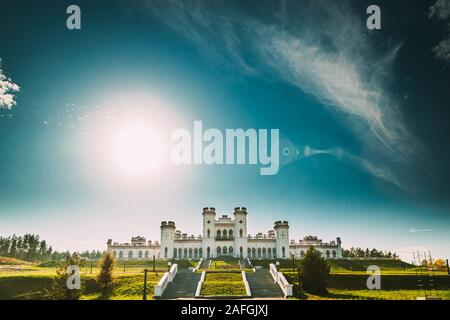 Kosava, Belarus. Sommer Sonne oben Kosava Schloss. Es ist ein ruiniertes Kronenmutter Schloss im neugotischen Stil. Puslowski Palastes Schloss. Eine Sehenswürdigkeit Stockfoto