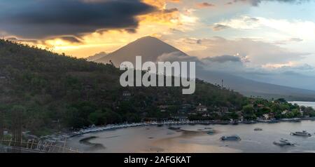 Farbenfroher Sonnenuntergang mit Mount Agung und Amed Beach in Bali, Indonesien Stockfoto
