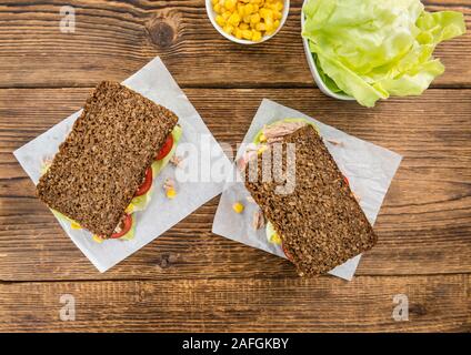 Thunfisch Sandwich (Vollkornbrot, selektiver Fokus) auf einem alten Holztisch Stockfoto