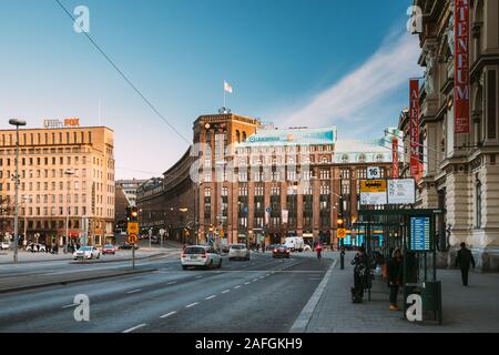 Helsinki, Finnland - 10. Dezember 2016: Gebäude an der Kreuzung der Straßen Kaisaniemenkatu Kaivokatu und im Winter Tag Stockfoto