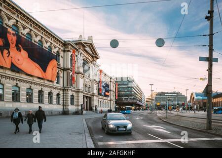 Helsinki, Finnland - 10. Dezember 2016: Menschen zu Fuß in der Nähe Kunstmuseum Ateneum im Winter Tag. Eine der drei Museen bilden der Finnischen Nationalgalerie Stockfoto