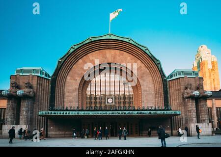 Helsinki, Finnland - 10 Dezember, 2016: Blick auf Helsinki Hauptbahnhof in Abend. Das Bahnhofsgebäude wurde Von Eliel Saarinen entworfen. Stockfoto