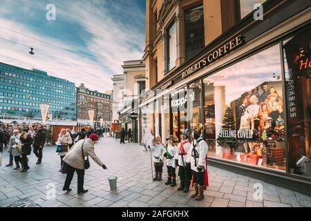 Helsinki, Finnland - 10. Dezember 2016: Sternsinger in der Nähe von Stockmann auf Aleksanterinkatu Straße. Kinder singen Lieder mit Wünschen der Hap Stockfoto