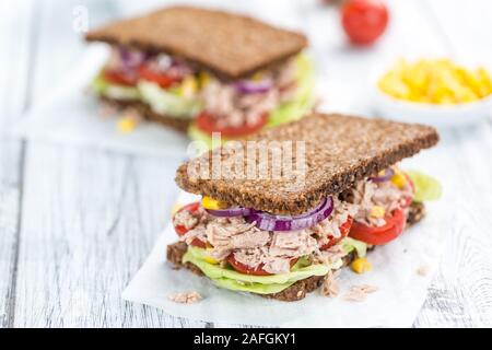 Thunfisch Sandwich (Vollkornbrot, selektiver Fokus) auf einem alten Holztisch Stockfoto