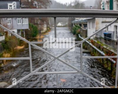 8 Der Blick durch die Metall Geländer auf eine Brücke über den Fluss in der deutschen Stadt Monschau Stockfoto