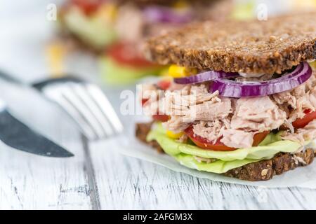 Thunfisch Sandwich (Vollkornbrot, selektiver Fokus) auf einem alten Holztisch Stockfoto