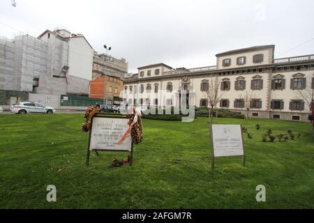 Mailand, Italien - 8. April 2013: Die grabsteine in Piazza Fonatana der Terroranschlag vom 12. Dezember zu gedenken, die 1969 bei der Bank für Landwirtschaft verursacht 18 Tote und 88 Verletzte Stockfoto