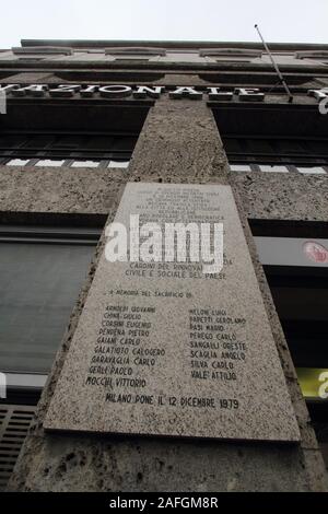 Mailand, Italien - 8. April 2013: Die grabsteine in Piazza Fonatana der Terroranschlag vom 12. Dezember zu gedenken, die 1969 bei der Bank für Landwirtschaft verursacht 18 Tote und 88 Verletzte Stockfoto