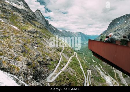 Trollstigen, Molde, Norwegen - 19. Juni 2019: Leute, Touristen, die Aussichtsplattform in der Nähe von Visitor Center. Berühmten norwegischen Wahrzeichen und beliebten D Stockfoto