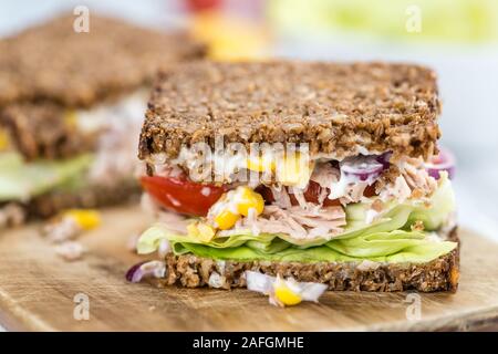 Thunfisch Sandwich (Vollkornbrot, selektiver Fokus) auf einem alten Holztisch Stockfoto