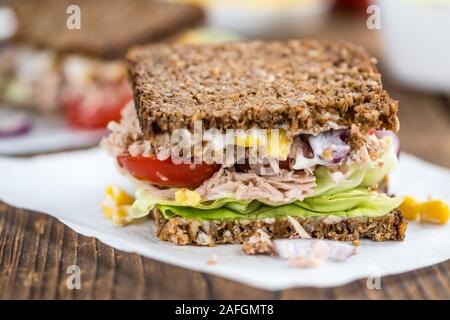 Thunfisch Sandwich (Vollkornbrot, selektiver Fokus) auf einem alten Holztisch Stockfoto