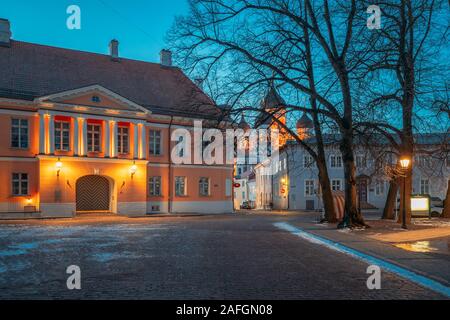 Tallinn, Estland - 4. Dezember 2016: Abendlicher Blick von der Straße in der Nähe von Alexander Nevsky Kathedrale. Altstadt von Tallinn. Stockfoto