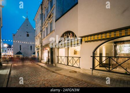 Tallinn, Estland - 4. Dezember 2016: Abendlicher Blick von der Brauerei im dunkri Straße. Altstadt in der Nacht Beleuchtung. Stockfoto