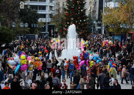 Dezember 15, 2019: Athen, Griechenland. 15. Dezember 2019. Weihnachten Dekorationen und eine festliche Atmosphäre umgeben das Plaka Viertel im Zentrum von Athen. Plaka, dem ältesten Teil der griechischen Hauptstadt, ist beliebt bei Touristen und liegt in der Nähe der Akropolis und viele bedeutende archäologische Stätten (Credit Bild: © Mohammed Turabi/IMAGESLIVE über ZUMA Draht) Stockfoto