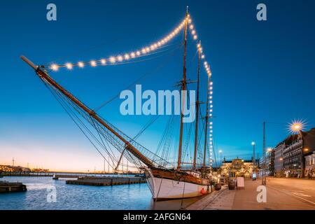 Helsinki, Finnland - 10. Dezember 2016: Alte hölzerne Segelboot Schiff Schoner ist mit der Stadt Pier, Steg vertäut. Ungewöhnliche Cafe Restaurant in Stadt Cent Stockfoto