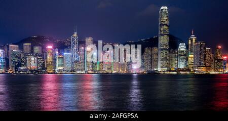 Panorama von Hochhaus waterfront Gebäude bei Nacht beleuchtet. Hongkong, China. Stockfoto