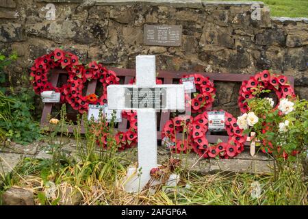 Die Kriegsdenkmäler der Airmen's Gräber befinden sich auf der Crash-Station Nr. 142 der Geschwader RAF Wellington, Ashdown Forest bei Duddleswell, East Sussex, England, Großbritannien Stockfoto
