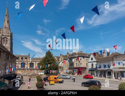 Red Lion Square in Stamford Town Center mit bunten Wimpelketten Flags im Sommer mit blauem Himmel, Stamford, Lincolnshire, England, Großbritannien Stockfoto