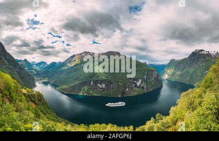 Geirangerfjord, Norwegen - 19. Juni 2019: Touristische Schiff Fähre Kreuzfahrtschiff Liner Schweben in der Nähe Geiranger Geirangerfjorden. Berühmten norwegischen Land Stockfoto