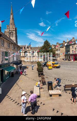 Red Lion Square in Stamford Town Center mit bunten Wimpelketten Flags im Sommer mit blauem Himmel, Stamford, Lincolnshire, England, Großbritannien Stockfoto