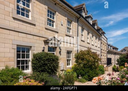 Eine Terrasse von großen modernen lichtdurchfluteten Georgianischen Stil Häuser im Sommer mit blauer Himmel über, danegeld Ort, Stamford, Lincolnshire, England, UK. Stockfoto