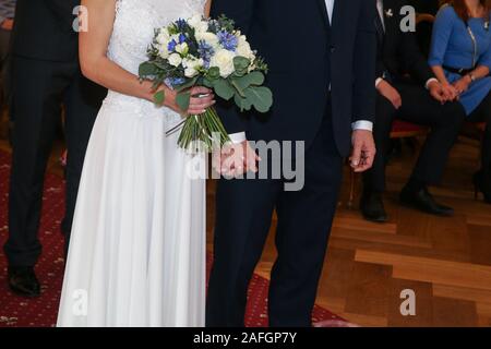 Ein Detail Foto von der Hochzeit. Das Paar hält ihre Hände während der Zeremonie. Ein Symbol für die Liebe. Stockfoto