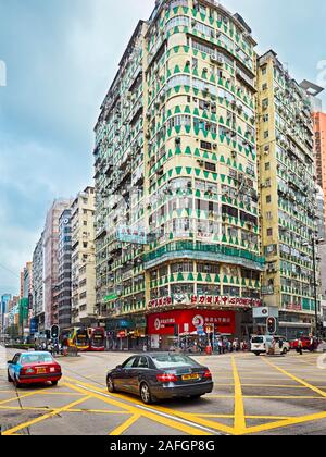 Autos bewegen auf gelben Kasten Kreuzung an der Nathan Road. Kowloon, Hong Kong, China. Stockfoto