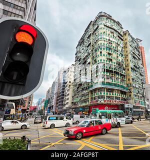 Autos bewegen auf gelben Kasten Kreuzung an der Nathan Road. Kowloon, Hong Kong, China. Stockfoto