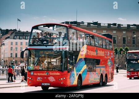 Stockholm, Schweden - 30. Juni 2019: Touristen Menschen fahren in Rot Hop on-Hop off-Touristische Bus für Sightseeing in der Straße in der Nähe von Stockholm Royal Pala Stockfoto