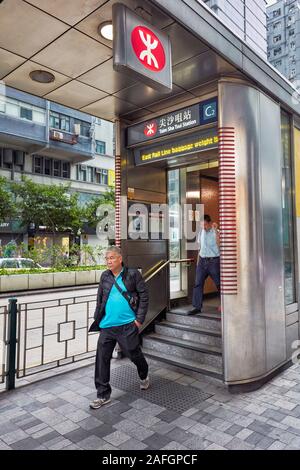 Menschen verlassen vom MTR-Bahnhof Tsim Sha Tsui an der Nathan Road. Tsim Sha Tsui, Kowloon, Hong Kong, China. Stockfoto