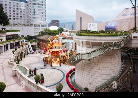 Plaza vor der Shopping Mall bei 1881 Heritage Compound. Tsim Sha Tsui, Kowloon, Hong Kong, China. Stockfoto