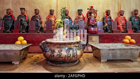 Weihrauch Urnen am Altar in Man Mo Tempel für die zivile Gott Mann Tai und der kriegerische Gott Mo Tai. Sheung Wan, Hong Kong, China. Stockfoto