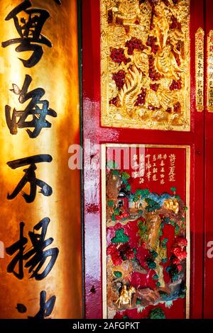 Detail bemalte Fenster Türen in Man Mo Tempel für die zivile Gott Mann Tai und der kriegerische Gott Mo Tai. Sheung Wan, Hong Kong, China. Stockfoto
