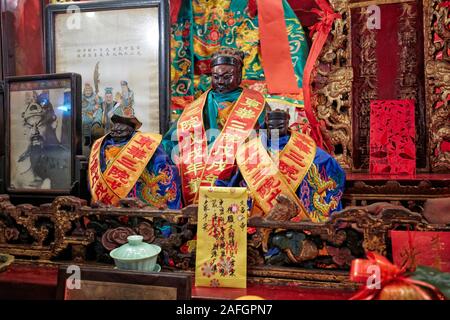 Gekleideten Figuren am Altar in Man Mo Tempel für die zivile Gott Mann Tai und der kriegerische Gott Mo Tai. Sheung Wan, Hong Kong, China. Stockfoto