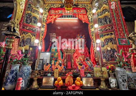 Altar mit Opfergaben in der Man Mo Tempel für die zivile Gott Mann Tai und der kriegerische Gott Mo Tai. Sheung Wan, Hong Kong, China. Stockfoto