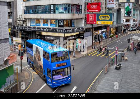 Blauen Doppeldeckerbus drehen auf der Queen's Road Central. Central, Hong Kong, China. Stockfoto