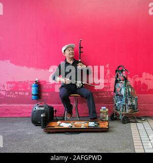 Straßenmusiker spielen Erhu, traditionelle Chinesische Musikinstrument. Central, Hong Kong, China. Stockfoto