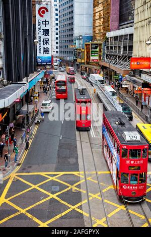 Doppelstöckigen Straßenbahnen auf Des Voeux Road Central. Central, Hong Kong, China. Stockfoto