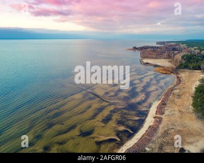 Sonnenuntergang über dem Meer. Meer Landschaft am Abend. Schönen Sonnenuntergang mit dramatischen Himmel. Luftaufnahme Stockfoto