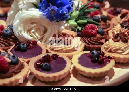 Die Details der süße kleine Kuchen mit Sahne und Früchten für die Hochzeit nach der Partei. Stockfoto