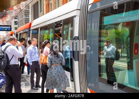 Sydney Stadtbahn Straßenbahn, Passagiere für die Stadtbahn Zug auf den ersten Wochentag der Service der George Street in Sydney, Australien Stockfoto