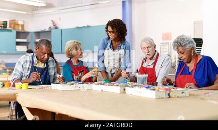 Gruppe von pensionierten Senioren die Teilnahme an Kunst Klasse im Community Center mit dem Lehrer Stockfoto