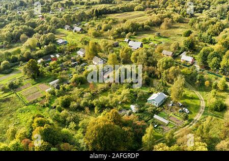 Luftaufnahme einer Datscha Häuser in einem Dorf in der Region Kaluga, Russland. Stockfoto