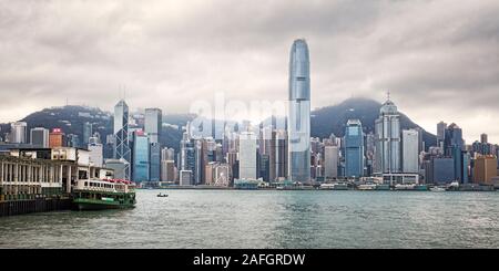 Panoramablick auf die Skyline von Hongkong an einem bewölkten Tag. Hongkong, China. Stockfoto