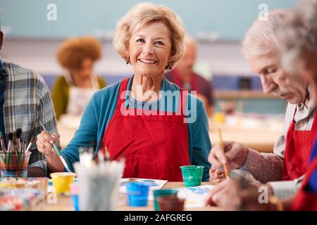 Porträt der pensionierte ältere Frau die Teilnahme an Kunst Klasse im Community Center Stockfoto