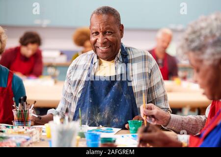 Porträt der pensionierte ältere Menschen an Kunst Klasse im Community Center Stockfoto