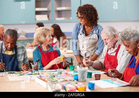 Gruppe von pensionierten Senioren die Teilnahme an Kunst Klasse im Community Center mit dem Lehrer Stockfoto