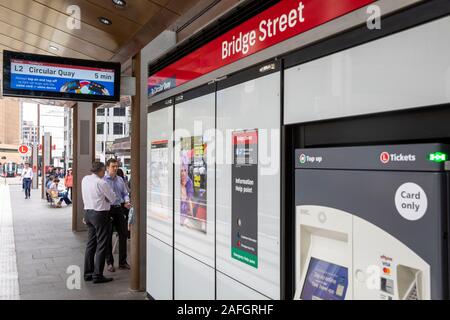 Stadtbahnstation mit dem Namen Bridge Street auf der sydney Stadtbahnstrecke zwischen Circular Quay und randwick und Ticketautomat, Sydney, Australien Stockfoto