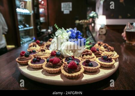 Die Details der süße kleine Kuchen mit Sahne und Früchten für die Hochzeit nach der Partei. Stockfoto